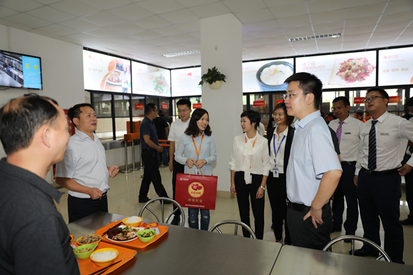 谢毅董事长与就餐职工亲热交流_副本.jpg