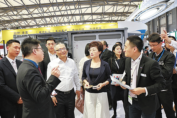 禚玉娇总裁在SMA-Solar展台听取逆变器产品的相关情形先容.jpg