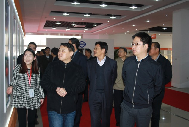 谢毅董事长（右二）陪同陈晓波副市长（左二）旅行公司声誉展厅