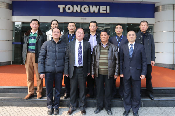 集团副总裁胡荣柱（右）、股份总裁严虎（左二）与西藏自治区政协副主席白玛才旺（右二）一行合影留念