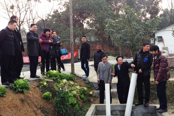 设施渔业工程研究所信用所长吴宗文向农业部渔业局副局长李书明先容“365模式”之底排污手艺、原理。。。。。