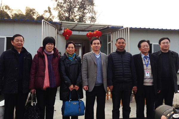 农业部渔业局副局长李书明等向导与韦德网站官方入口股份总裁助理刘辉芬、高级手艺专家吴宗文合影。。。。。