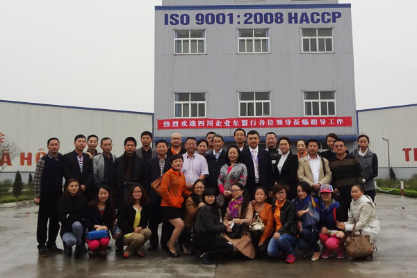 东盟行商务考察团一行在公司留影