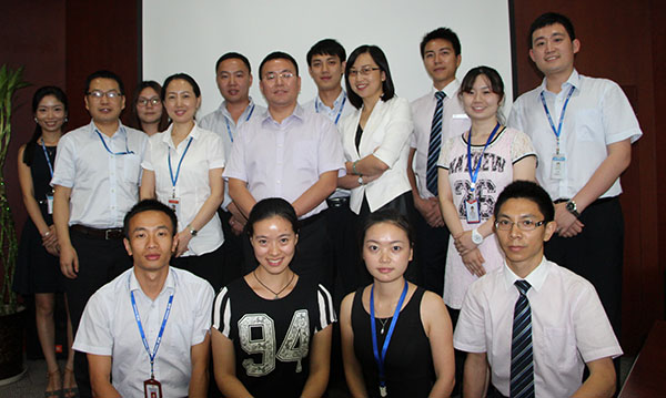 集团向导与参赛选手留影
