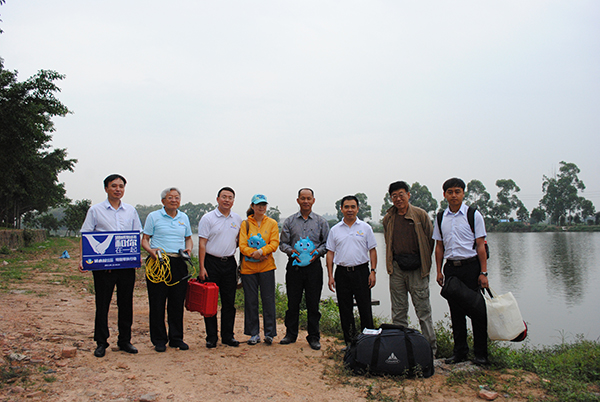 韦德网站官方入口高管团队、央视记者和养殖户合影